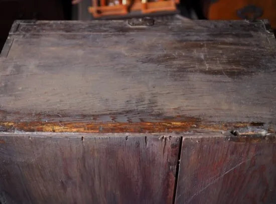 A sturdy antique chest of drawers with a beautiful cedar grain, with a lock, from the Meiji period.