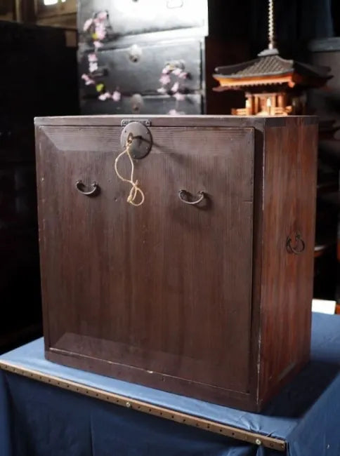 Antique document case with lid and key from the end of the Edo period to the Meiji period