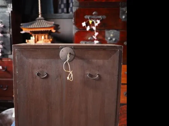 Antique document case with lid and key from the end of the Edo period to the Meiji period