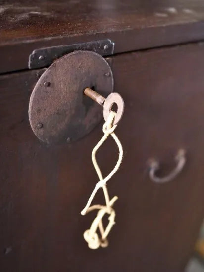 Antique document case with lid and key from the end of the Edo period to the Meiji period