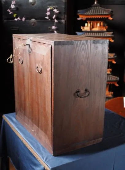 Antique document case with lid and key from the end of the Edo period to the Meiji period