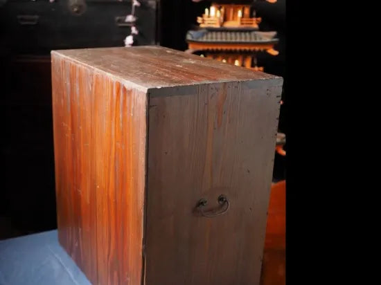 Antique document case with lid and key from the end of the Edo period to the Meiji period