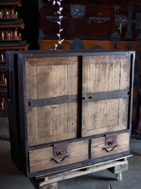 A Japanese cabinet with an old, worn-out feel.(Edo period to the Meiji era)