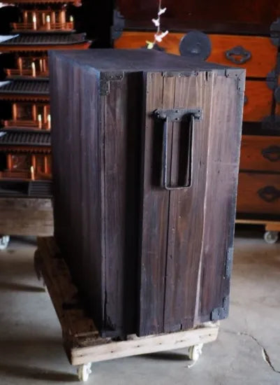 A Japanese cabinet with an old, worn-out feel.(Edo period to the Meiji era)