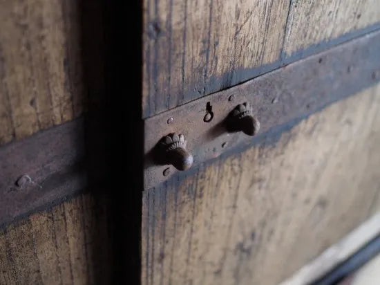 A Japanese cabinet with an old, worn-out feel.(Edo period to the Meiji era)