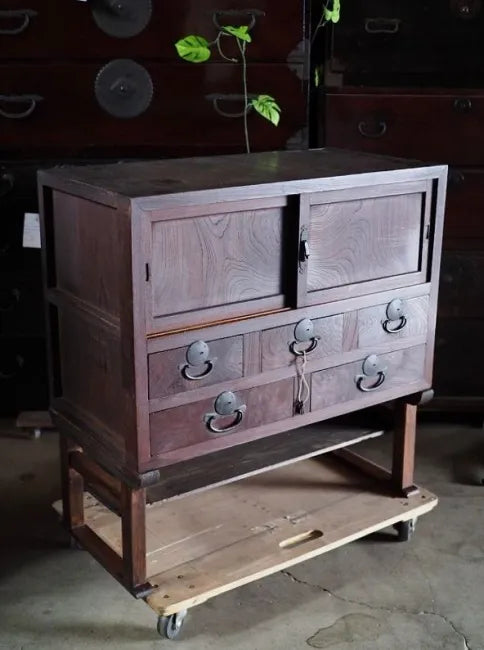 This antique lowboard with legs, made from solid Japanese zelkova wood, dates back to the Meiji period and can be used as a TV stand.