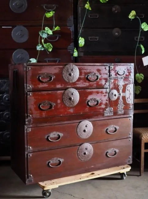 Antique chest, cute Yonezawa chest of drawers upper and lower set from the Taisho era